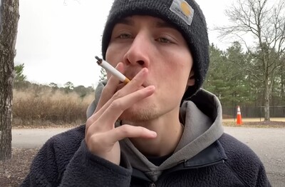 Лечение зависимости от табакокурения в Красноармейске Мужчина с сигаретой делает затяжку