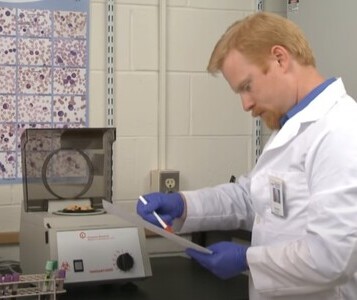 Клиника лечения наркозависимости в Красноармейске Врач в кабинете клиники